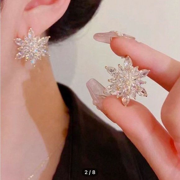 Elegant Gold and Crystal Flower Earrings nwt - Picture 2 of 6